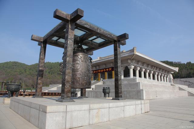 年），是中国封建王朝史上最后两个朝代。两朝宫廷